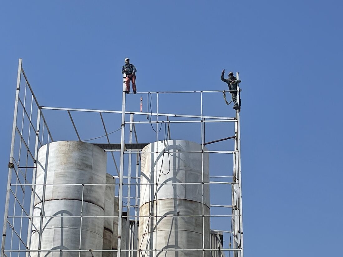Montaje industrial — silos